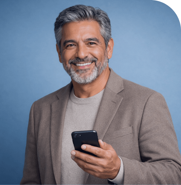 Persona sonriendo usando un teléfono móvil