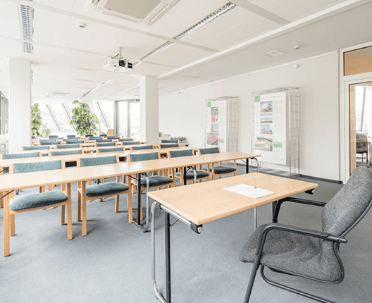 Aula presencial con mesas y sillas