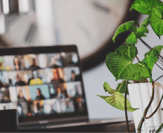 Laptop con videollamada en pantalla